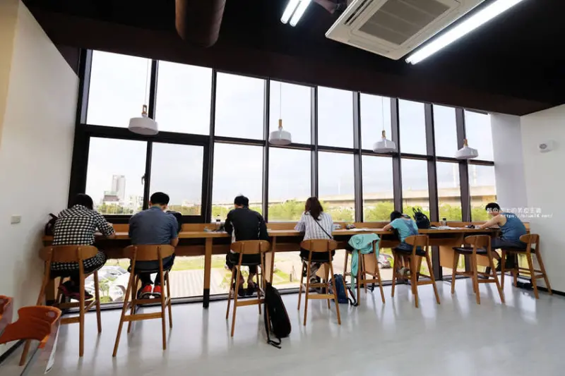 台中西屯│台中市立圖書館溪西分館-可以看到高鐵飛快經過，建築生活美學概念圖書館 - 藍色起士的美食主義