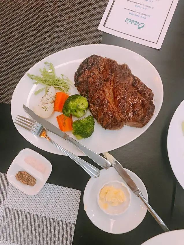 國父紀念館站 歐陸料理 Oasis Continental Cuisine 份量大炸物沙拉招牌菜色 雪花牛嫩肩沙朗牛排