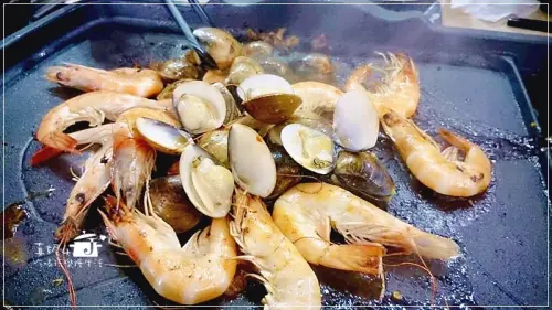 <板橋鐵板燒>好奇太郎●,板橋第1家自助鐵板燒吃到飽，八色烤肉/蔬菜/海鮮/開胃小菜/飲料/甜點創意料理DIY吃好飽