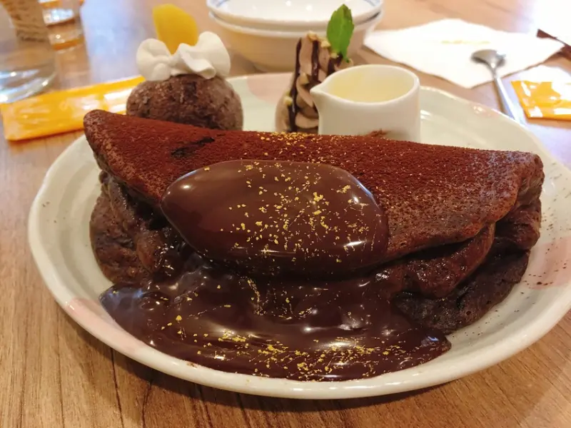 《台北❤️信義》woosaパンケーキ 屋莎鬆餅屋(松菸店) 濃の巧克力雲朵鬆餅，撒金箔有浮誇🥞（信義區美食、台北美食、松菸美食、捷運美食、市政府、市府站美食、台北下午茶）