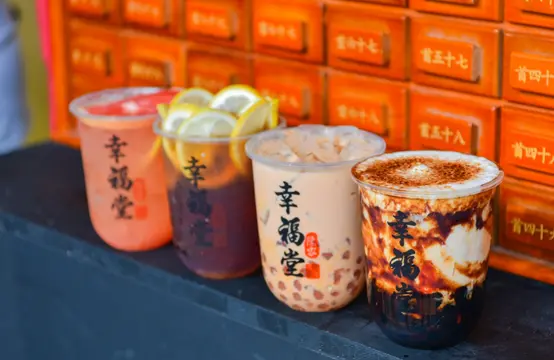 幸福堂逢甲旗艦店：台中西屯區美食-遵循古法手工現炒黑糖珍珠鮮奶，現場還可以玩抽籤詩！