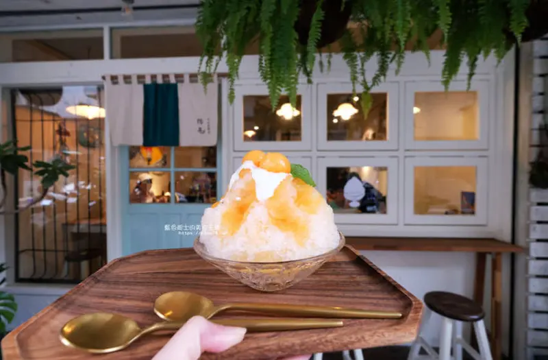 台中東區│花毛 かき氷喫茶-日系小清新冰店.推日式烤麻糬.還有季節限定冰品喔 - 藍色起士的美食主義