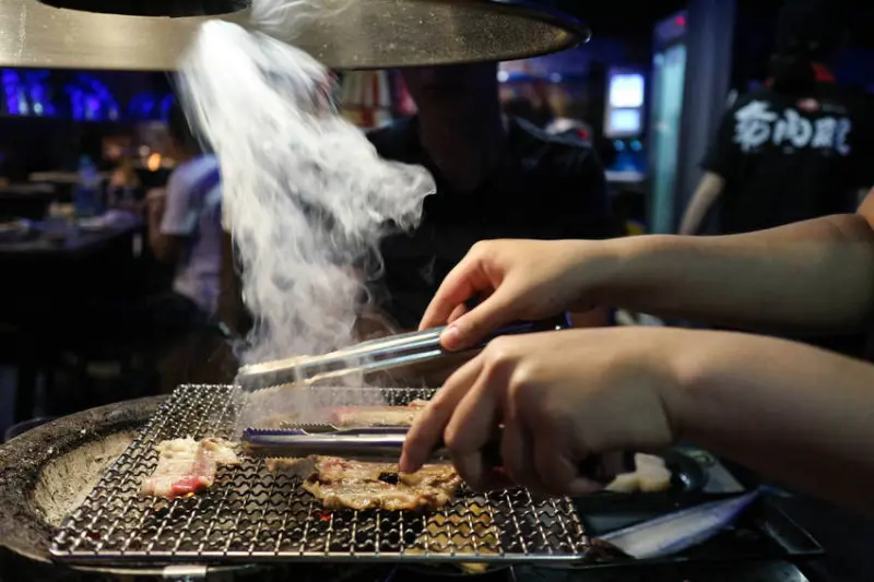 西門町新開幕燒烤吃到飽-夯肉殿-炭火燒肉吃到飽,498元起,讓你大口吃肉不必花大錢