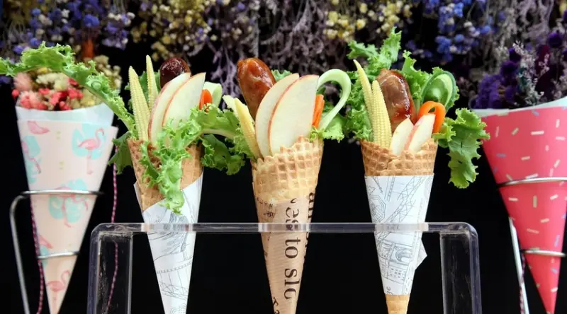 台南美食-芯芯要去【府城香腸伯】💐腸腸甜筒花💐手工香腸與甜筒的組合不只視覺吸晴口味更是出奇的美味