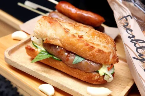 台南美食-芯芯要去【府城香腸伯】國華街新散步鹹食腸腸棍|台式手工香腸與法式長棍碰撞出全新滋味