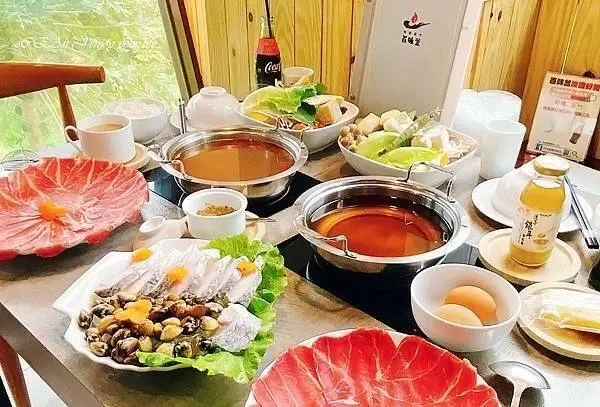 新竹火鍋推薦│位在青草湖及煙波大飯店旁，百味釜精緻鍋物“新鮮”火鍋的代表，鱸魚黃金蜆+牛魔王(牛小排)套餐+多達22種料的菜盤及純手工餃子丸子