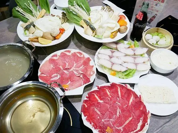 百味釜精緻鍋物-新竹東區精緻鍋物  肉品種類多  餐後甜點精緻又吸睛  樓下的媽媽魚市場是挑選生鮮的好去處              
