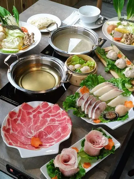 新竹東區｜百味釜~挑戰火鍋界種類最豐菜盤！媽媽魚廚房好吃好拍質感系上菜～