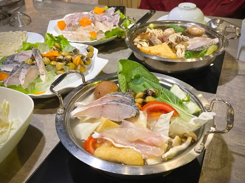 新竹美食。吃 | 百味釜精緻鍋物 | 舌尖上的天然健康美味。湯鮮味美肉嫩每口都讚嘆。幸福就該吃飽飽。高CP值鍋物推薦。媽媽魚安心超市。附設免費停車場