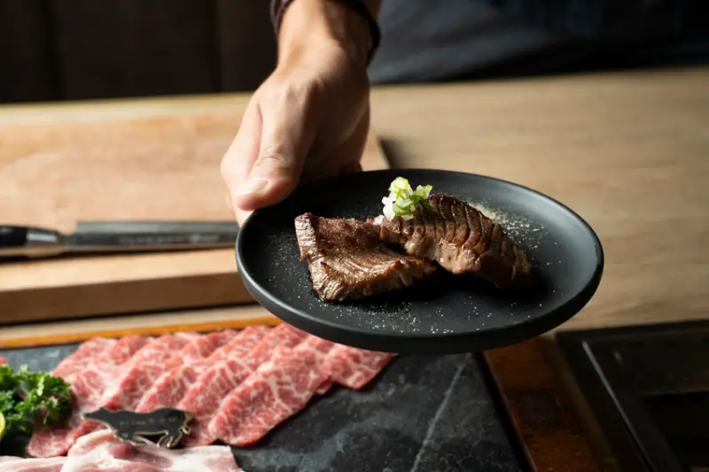 高雄，新興區｜癮燒精肉酒舖｜尋味和牛燒肉饗宴，在夜幕降臨時分，一處獨特的秘境亮起弦月般的光，讓尋肉的原點者為之驚嘆