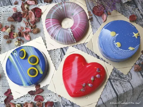 台中美食│P&J’s Pâtisserie 甜點工作室〃6吋鏡面生日蛋糕華麗登場，口味客製化，還有附上超有質感的塑膠刀叉盤～        
      