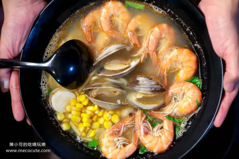 賣到凌晨三點，痛風馬蹄蛤蝦多多鍋燒麵，三重深夜食堂！一嘴鍋燒麵