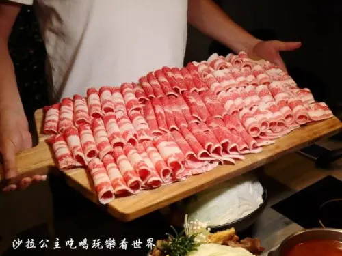 小巨蛋火鍋『有間火鍋』霸王海鮮拼盤/45oz牛三寶/超大份量讓你飽到天靈蓋/捷運小巨蛋站