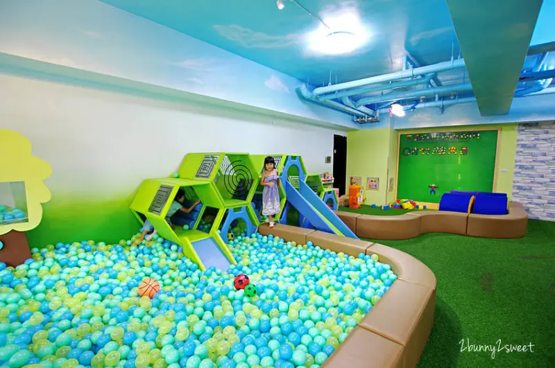 [親子餐廳。新北] Funny Mama 放了媽媽～森林風遊戲室 x 大姊姊陪玩顧小孩～這樣才能真的「放了媽媽」～捷運蘆洲站室內景點｜雨天景點