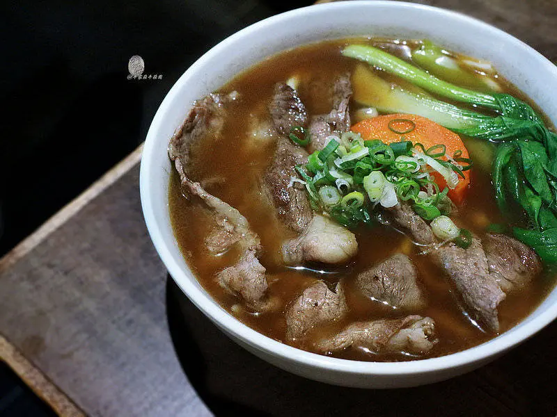 【大安區／科技大樓站】牛莊園牛肉麵- 上班族必吃！豪華雪花牛X 超清甜蔬果湯頭