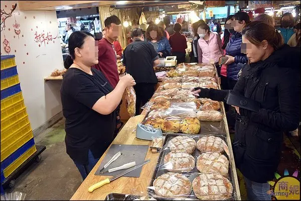 台中大里爆好吃麵包。霸歐匠作烘焙。仁化黃昏市場超人氣歐包平價美味不到四小時完售        
      