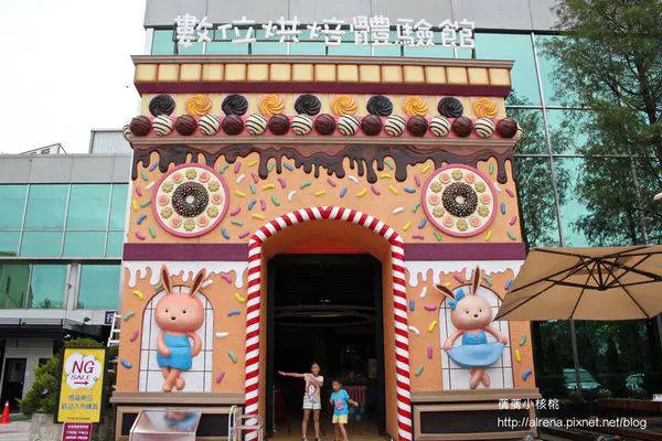 【台中。大雅觀光工廠】伊莎貝爾數位烘培體驗館。走進數位影音廊道，獨特的影音互動遊戲和VR影音劇院，讓孩子們玩到捨不得離開，還有那文化生產廊道和有如列車班的北海道白色戀人同步設備，讓你看到目不轉睛，在回