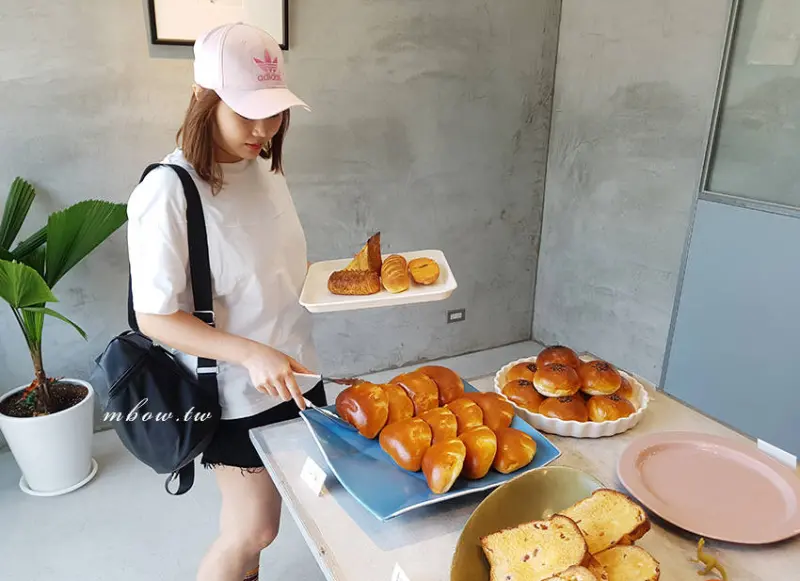 「飽食屏東」美菊麵包，屏東最美極簡風格麵包店，麵包用料實在好吃，IG打卡美食超好拍