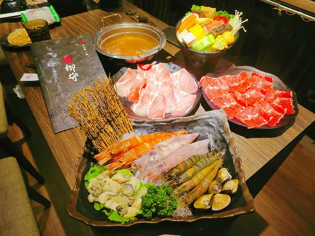 【新莊火鍋推薦】御守石頭火鍋，「精選海陸雙拼」份量超值，附豐盛菜盤、附餐、飲料、冰淇淋！(附完整菜單)