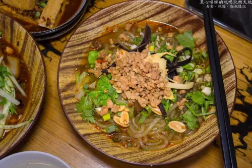 高雄前鎮︱林冠均重慶麻辣麵　辣得很溫柔的Q滑酸辣粉，懷舊老屋裡的重慶特色小麵兒！