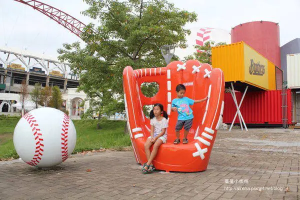 【台中休閒新地標】洲際棒球場文創園區。園區內有⚾️台中棒球故事館/好運來宴展中心/好日子文創市集/運動咖啡館/貨櫃商店/戶外景觀公園。就算你不是棒球迷，來到這裡也能感受到棒球的魅力。