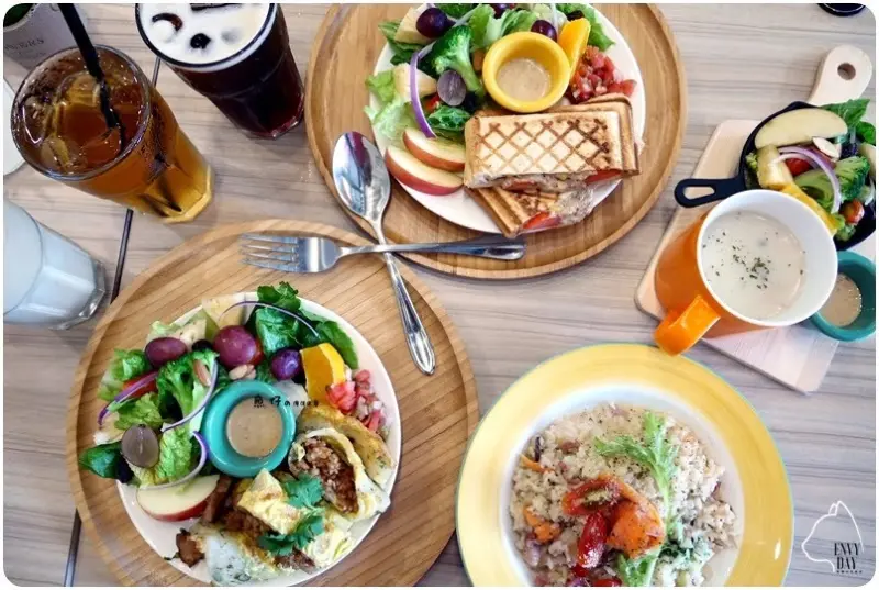 台中双黄Envy Day 台中北區 五常街輕食早午餐，燉飯、輕食甜點多樣化的美味餐點，同時也是寵物友善餐廳，貼心附有wifi、插座可以使用