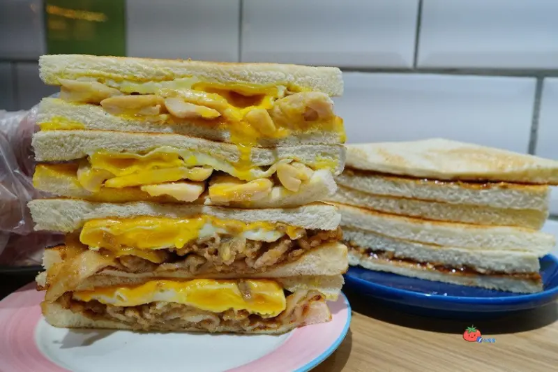 【臨江夜市美食】驚喜！花雕雞柳吐司太醉～明美炭烤土司 鮮乳坊紅茶牛奶 含菜單 早餐晚餐都吃的到~