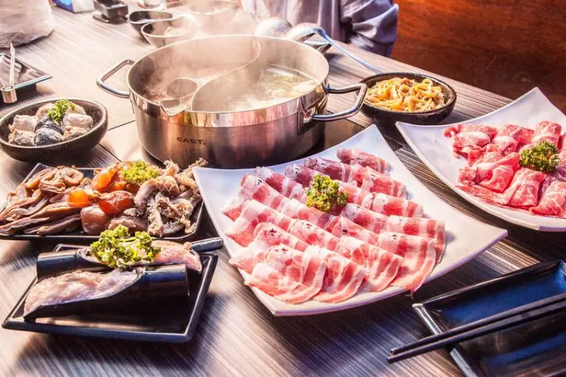 [台北松山]正宗傳統重慶麻辣火鍋，麻辣腦花滋味絕倫！張飛重慶麻辣鍋 - 大手牽小手。玩樂趣