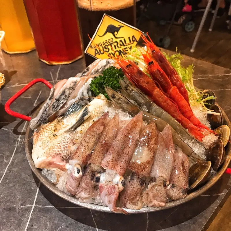 八海食潮當代鍋物 海潮雙人套餐 深海絕美嫣紅的胭脂蝦 甜味誘人 牛奶鍋底濃郁 中和環球 乾淨明亮的時髦火鍋店
