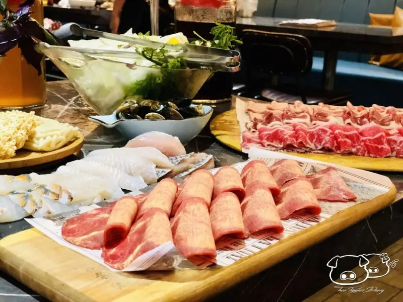 [中和食記]八海食潮_帝王蟹與Prime牛小排在鍋中的激盪_絕美的海陸盛宴_藏身於中和環球的當代潮食鍋物_兩隻豬的日常