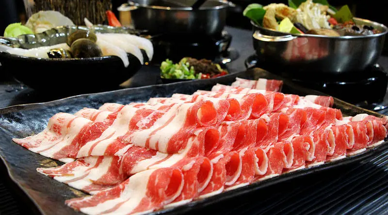 台中大里火鍋推薦【五鮮級平價小火鍋】個人火鍋還能享受到鴛鴦鍋耶~~~能吃辣還能有湯可以喝,喜歡吃肉的人,可以來挑戰17盎司的肉山,還有飲料跟白飯無限量供應唷!