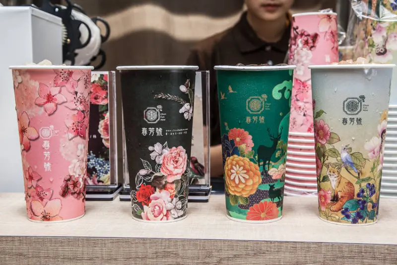 [桃園市]爆紅復古花花杯插旗桃園，引爆桃園茶飲新食尚！春芳號桃園ATT店 - 大手牽小手。玩樂趣