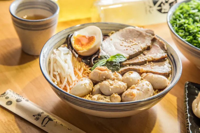 [桃園中壢]全台最狂雞佛拉麵！帶給您前所未有的拉麵新感受！山禾堂拉麵-中壢店 - 大手牽小手。玩樂趣