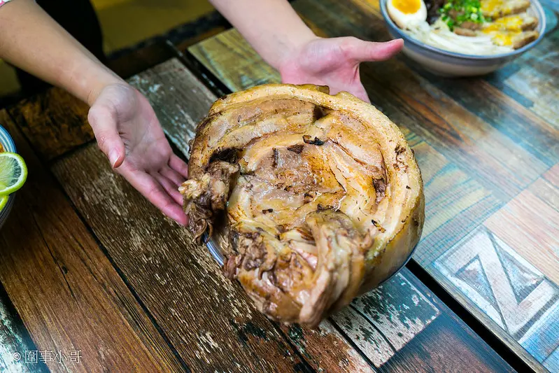 超浮誇，整整1.8公斤的五花肉叉燒拉麵，誰來挑戰?!!