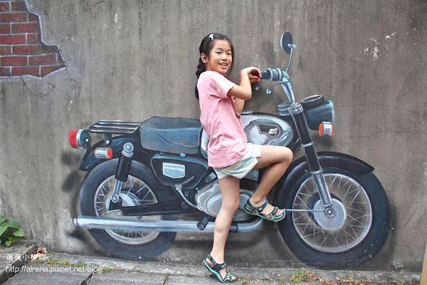 【台中。潭子景點】潭子國小日式校舍3D彩繪巷。黑松汽水，大同寶寶，森永糖果罐躍於牆上，彷彿走入時光隧道，跟著時光火車，找回兒時回憶。