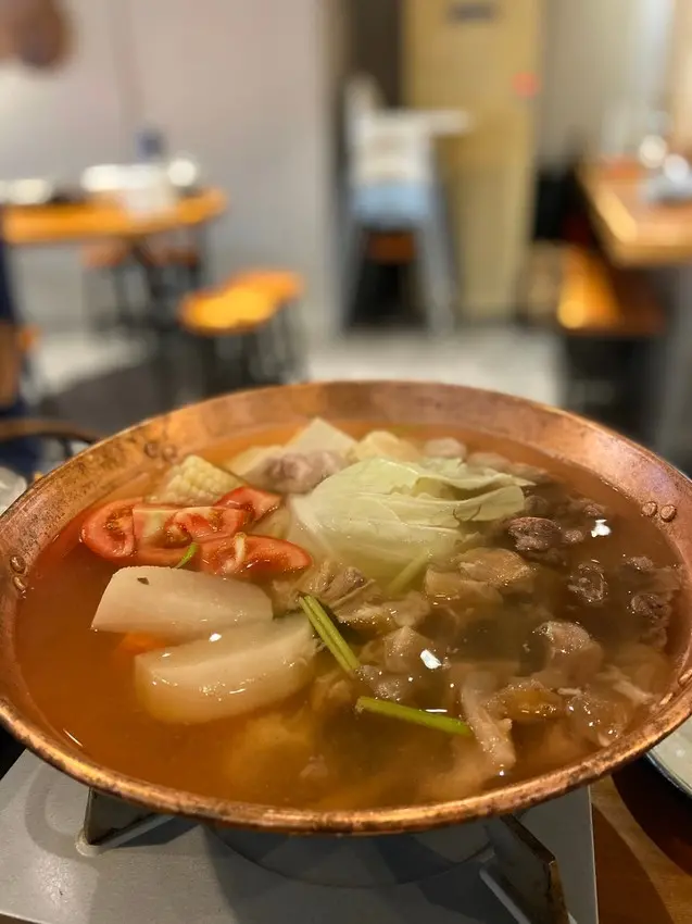 最後的鍋底炊粥真的超欠吃～沒訂位只能在外頭等的全北市最好吃的溫體牛火鍋店：牛肆，如果它說自己第二，那全台北市真的沒人敢說第一！