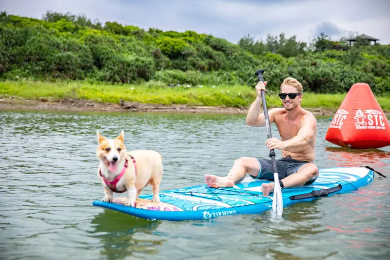【新北/福隆】少女心噴發！SUP繽紛浪板超好拍 配上天菜法比歐根本人生無憾！