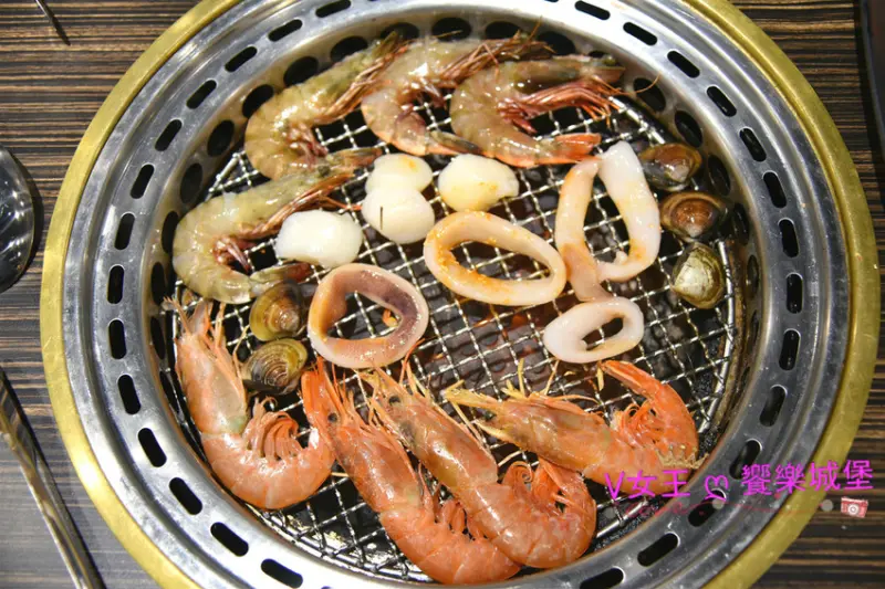 【新北樹林燒烤吃到飽】好客燒烤 樹林秀泰店 ~ 寬敞環境、豐富食材、澎湖生蠔任你吃、生啤酒無限暢飲，火烤二吃CP值高，是聚餐的好據點。