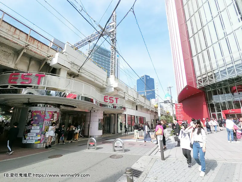【大阪必逛的梅田EST】是匯集日本最新年輕的時尚購物中心,女孩們要小心荷包大失血!因為超好逛超好買 還有男生最愛的知名品牌耳機如果是中古,大約是半價便宜出售