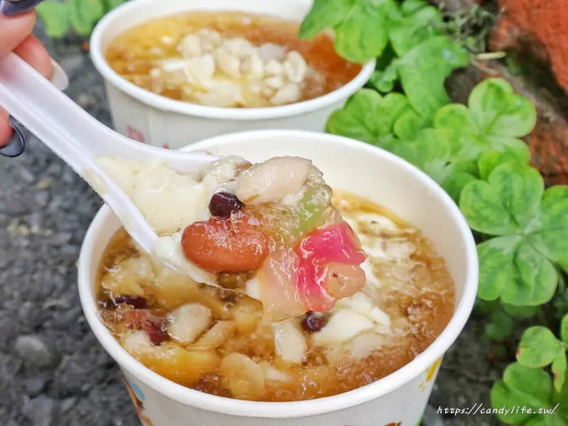 純古老豆花│台中銅板美食，在地人激推的古早味豆花，迷人炭燒香，綜合料超多，還吃的到QQ～