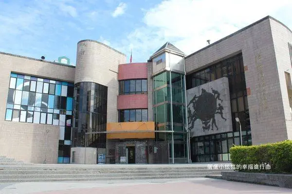 【台中市立圖書館大墩兒童館＋北屯兒童公園】兒童閱覽室/遊戲室/聽故事/看話劇/溜滑梯/野餐/餵魚…就算待上一整天也不會無聊，是遛小孩，媽咪放輕鬆的最佳好去處。