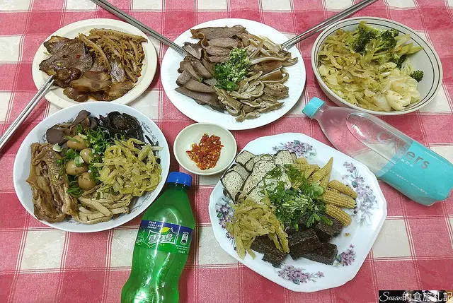 台中美食|品賀手作滷，冷滷風味很好，口味不會太重不死鹹，喜歡口味重的一定不能錯過店家自製的葱醬、手工剁椒辣椒醬 銅板美食 永興街小吃 台中滷味推薦