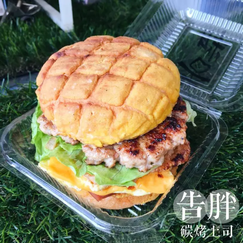 台中美食｜告胖碳烤土司-最狂早餐，用冰火菠蘿做漢堡