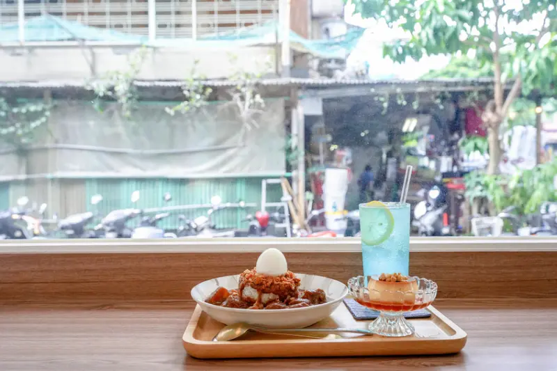 小丘chiu X魔王 台北大安區 胖呼呼的火龍果慕斯煉乳刨冰 鳥巢造型咖哩飯 師大夜市周邊咖啡廳 捷運台電大樓站 內文有店家資訊與菜單