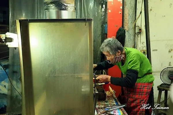 【嘉義美食】一定要排隊的銅板美食！渾厚烤工炭香味十足的阿婆烤玉米        
      