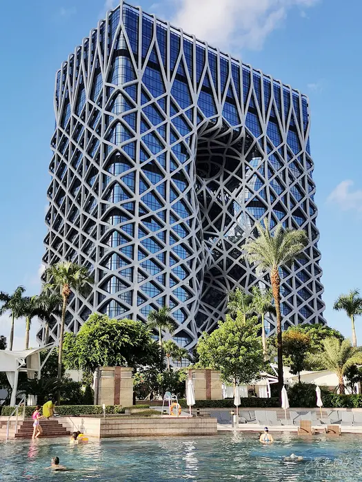 【摩珀斯酒店】曲線女王札札哈蒂曠世遺作，裏外皆美令人讚嘆，免費裝置藝術超好拍，超好玩│澳門酒店推薦│澳門親子遊