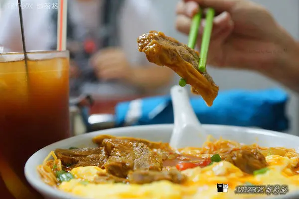 【澳門自由行】路環巷弄。澳門在地美食。Kiu Kei Cafe 橋記㗎啡美食。爛蛋牛腩麵。芝士豬扒包。凍檸茶