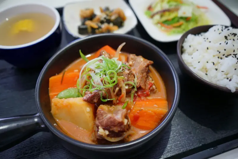 台南｜涵花庭 安平複合式餐廳．IG網美愛店．用餐不限時餐廳推薦！ - 奇奇一起玩樂趣