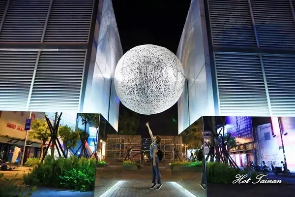 【台南景點】尋找遺落在地球上的隕石星球！海安路藝術造街2.0              