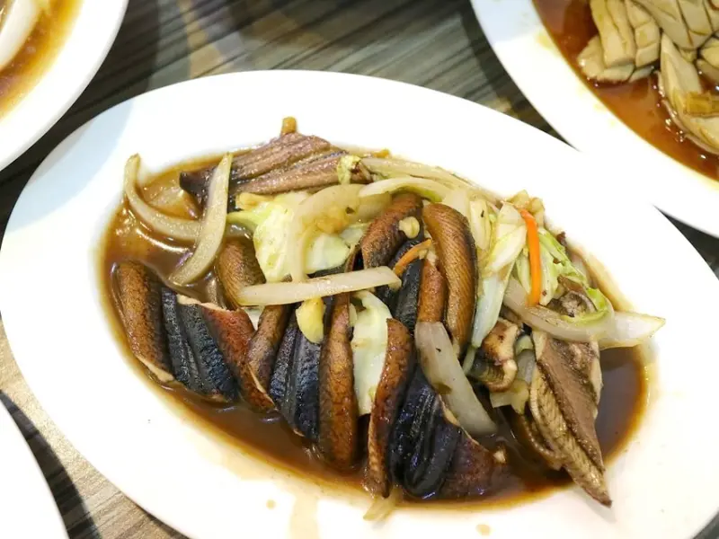福來鱔魚【郡平店】：隱藏在安平區小北廣場的美味鱔魚意麵，傳承第三代的老滋味 - 進食的巨鼠